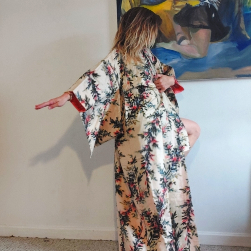 Vintage Japanese Kimono w/ fuzzy floral design - Picture 3 of 11